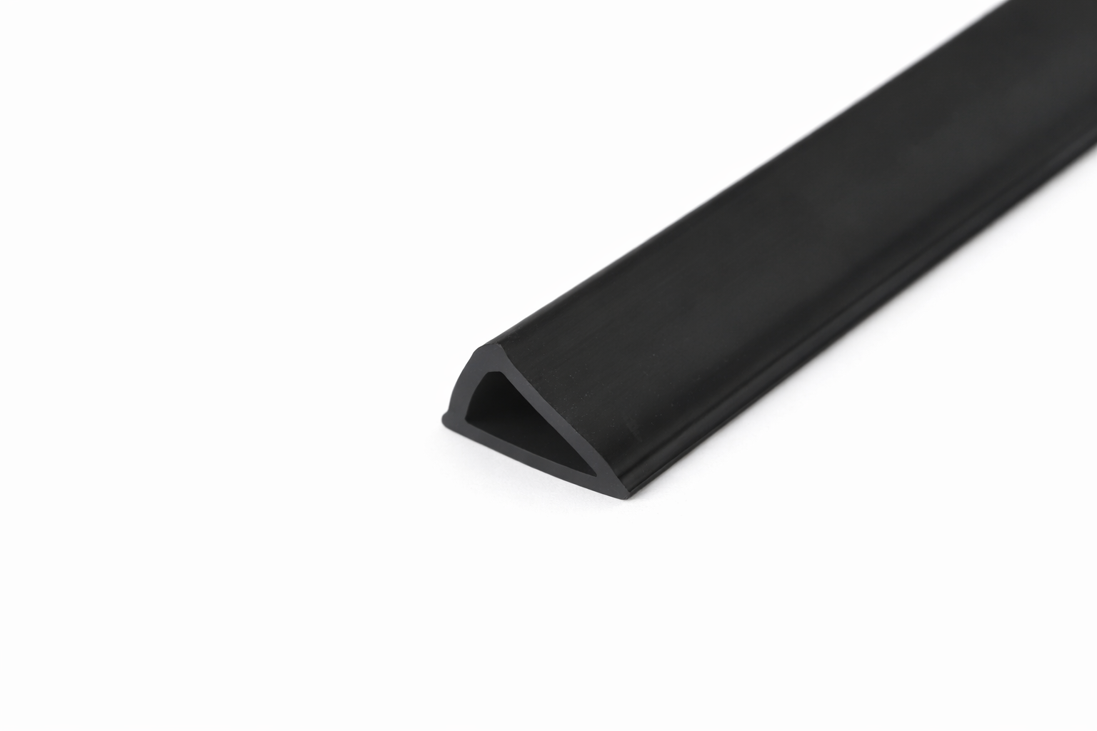 Профиль треугольный черный